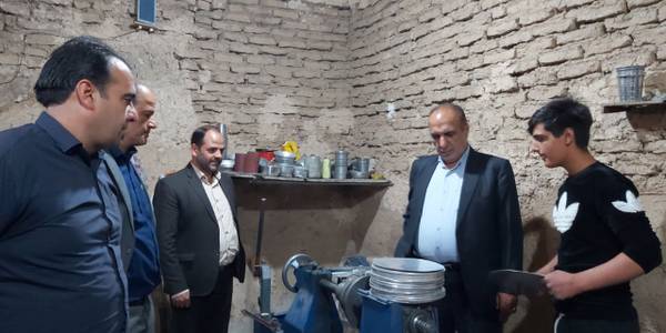 بازدید فراهانی سرپرست فرمانداری به اتفاق دکتر بیاتی نماینده مردم منطقه در مجلس شورای اسلامی و فراهانی رئیس شورای اسلامی بخش مرکزی آشتیان از کارگاه تولید تجهیزات آشپزخانه " ظروف رویی" در روستای نورآباد