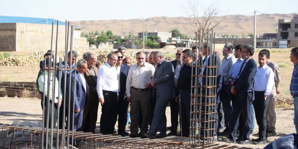 بازدید استاندار مرکزی به همراه معاون هماهنگی امور اقتصادی استاندار، سرپرست دفتر هماهنگی امور اقتصادی، سرپرست فرمانداری ساوه و جمعی از مدیران از روند احداث مسکن محرومین در شهر آوه