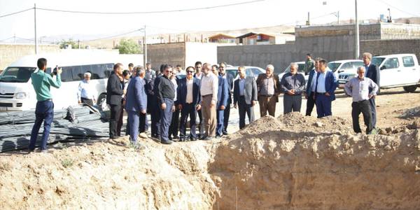 بازدید استاندار مرکزی به همراه معاون هماهنگی امور اقتصادی استاندار، سرپرست دفتر هماهنگی امور اقتصادی، سرپرست فرمانداری ساوه و جمعی از مدیران از روند احداث مرکز جامع سلامت در شهر آوه