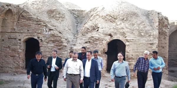 بازدید استاندار مرکزی به همراه معاون هماهنگی امور اقتصادی استاندار، سرپرست دفتر هماهنگی امور اقتصادی، سرپرست فرمانداری ساوه و جمعی از مدیران از کاروانسرای تاریخی شهر آوه