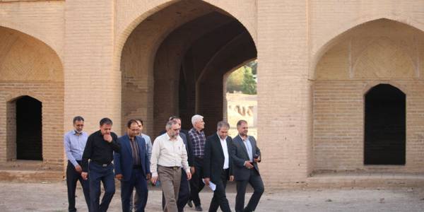 بازدید استاندار مرکزی به همراه معاون هماهنگی امور اقتصادی استاندار، سرپرست دفتر هماهنگی امور اقتصادی، سرپرست فرمانداری ساوه و جمعی از مدیران از کاروانسرای تاریخی شهر آوه .