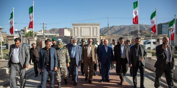 سردار سرلشگر رحیم صفوی با استقبال استاندار مرکزی و معاون هماهنگی امور اقتصادی و توسعه منطقه ای استاندار وارد اراک شد