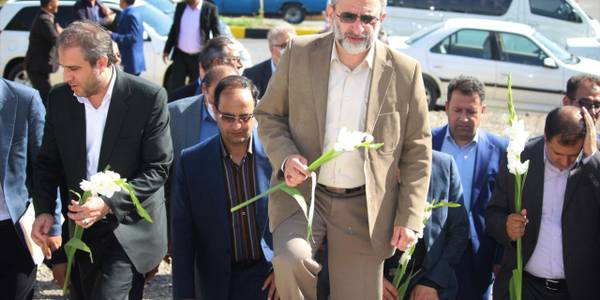 استاندار مرکزی  با حضور در شهر آوه  ضمن گلباران مزار شهید گمنام مدفون در این شهر با شهدای گرانقدر تجدید پیمان کرد .