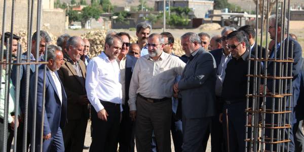 بازدید استاندار مرکزی به همراه معاون هماهنگی امور اقتصادی استاندار، سرپرست فرمانداری ویژه شهرستان ساوه و جمعی از مدیران از روند احداث مسکن محرومین در شهر آوه