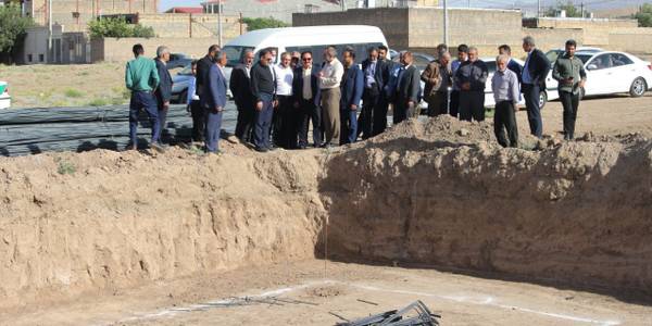 بازدید استاندار مرکزی به همراه معاون هماهنگی امور اقتصادی استاندار، سرپرست فرمانداری ویژه شهرستان ساوه و جمعی از مدیران از روند احداث مرکز جامع سلامت در شهر آوه