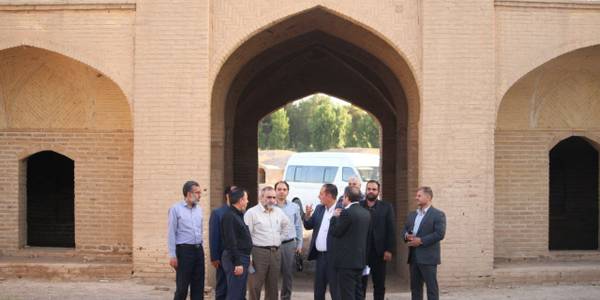 بازدید استاندار مرکزی به همراه معاون هماهنگی امور اقتصادی استاندار، سرپرست فرمانداری ویژه شهرستان ساوه و جمعی از مدیران از کاروانسرای تاریخی شهر آوه