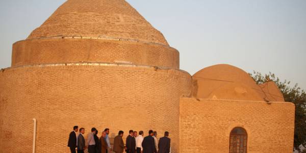 بازدید استاندار مرکزی به همراه معاون هماهنگی امور اقتصادی استاندار، سرپرست فرمانداری ویژه شهرستان ساوه و جمعی از مدیران از  امام زادگان فضل(ع) و سلیمان (ع) شهر آوه