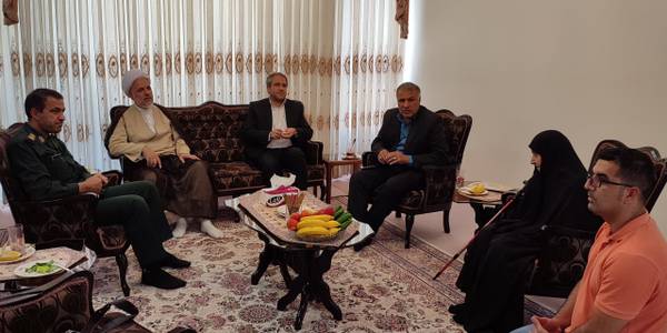 در آستانه ی سالروز شهادت شهید دکتر چمران و مراسم بزرگداشت این شهید گرانقدر ، مهدی الیاسی سرپرست فرمانداری ویژه شهرستان ساوه به همراه حجت الاسلام رحیمی امام جمعه ساوه با خانواده دو شهید اهل روستای چمران (زادگاه پدری شهید چمران) دیدار و گفتگو کردند .