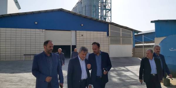 بازدید دکتر مهاجر معاون امور زراعت وزارت جهاد کشاورزی به اتفاق فراهانی سرپرست فرمانداری،صفری رییس سازمان جهاد کشاورزی استان،ملکی مدیرکل غله و خدمات بازرگانی استان و سایر مدیران استانی و شهرستانی از شرکت آرد سبوس گل آذین آشتیان  " اولین واحد تولیدی آرد کامل در استان مرکزی" و بررسی مسائل و مشکلات موجود