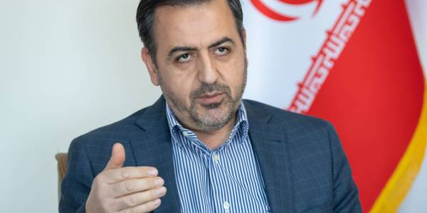 معاون هماهنگی امور اقتصادی و توسعه منطقه ای استانداری مرکزی:
موانع اجرای قرارداد ۷۲ میلیون یورویی شرکت صنایع آذرآب اراک با شرکت‌های پیمانکار سازمان انرژی اتمی، از طریق پیگیری استانداری و دستگاه‌های متولی این استان برداشته شد.

میرزاخانی افزود: در خصوص انعقاد قرارداد شرکت صنایع آذرآب با سازمان انرژی اتمی، مدیران شرکت پس از دریافت برنامه زمان‌بندی اجرای قراردادها آماده فعالیت و همکاری با شرکت روسی هستند.

وی اظهار داشت: ۱۴ قرارداد در بازه‌های زمانی متفاوت با پیمانکارهای سازمان انرژی اتمی منعقد شده است. در این راستا اولویت اجرای قراردادها را طرف روسی تعیین می‌کند تا تعهدات، انجام شده تلقی شود.

میرزاخانی با بیان اینکه وضعیت کنونی شرکت صنایع آذراب روال عادی دارد و کارگران نیز مشغول به کار هستند و مشکلی در این زمینه وجود ندارد، تصریح کرد: در صورت موافقت سهامدار، موضوع افزایش سرمایه و تغییر سهامدار در راستای بهبود وضعیت شرکت در دستور کار قرار می‌گیرد.