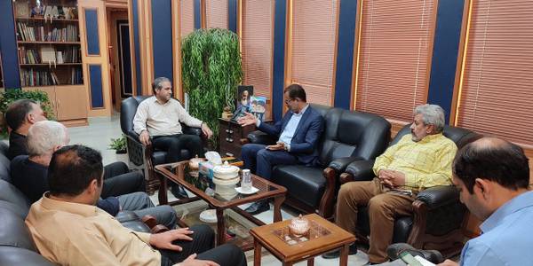 به مناسبت روز جهاد کشاورزی سرپرست جهاد کشاورزی به همراه جمعی از همکاران استانی از حوزه آب و خاک با مهدی الیاسی سرپرست فرمانداری ویژه شهرستان ساوه دیدار و گفتگو کردند.