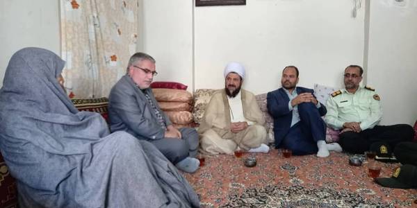 دیدار فراهانی سرپرست فرمانداری به اتفاق حجت الاسلام و المسلمین نیشابوری امام جمعه،‌جانشین فرماندهی انتظامی،رئیس بنیاد شهید و امور ایثارگران و سایر مسئولین شهرستان با خانواده معظم شهید رسول ابوطالبی در روستای سرهرود