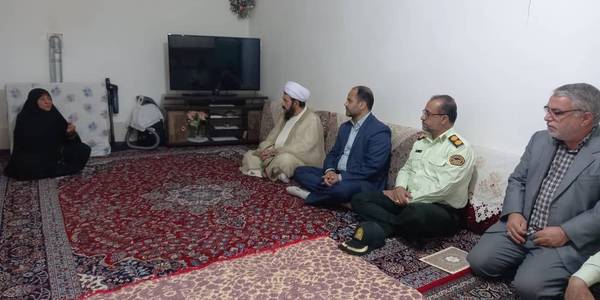 دیدار فراهانی سرپرست فرمانداری به اتفاق حجت الاسلام و المسلمین نیشابوری امام جمعه،‌جانشین فرماندهی انتظامی،رئیس بنیاد شهید و امور ایثارگران و سایر مسئولین شهرستان با خانواده معظم شهید محمدرضا مرادی در روستای هزارآباد