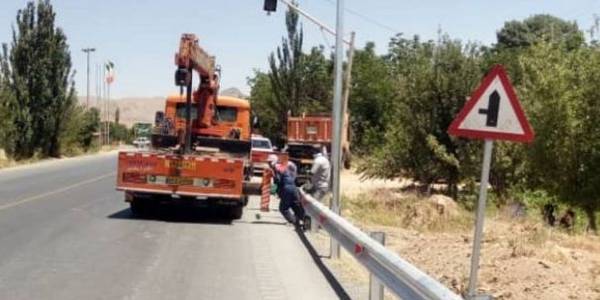 مجید گازری سرپرست فرمانداری شهرستان خنداب بعد از بازدیدی که از اجرای عملیات ونصب پایه های دوربین کنترل و نظارت جاده ای در محورهای  مواصلاتی شهرستان داشتند  گفت: حذف وکاهش نقاط حادثه خیز راهها در سطح شهرستان خنداب بطور جد ی پیگیری می شود.