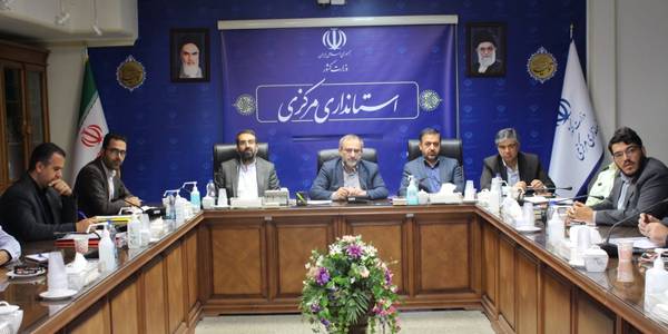 جلسه ستاد اربعین استان بصورت مشترک با ستاد مرکزی اربعین حسینی(ع) به ریاست جناب آقای دکتر مخلص الائمه استاندار محترم مرکزی و رئیس ستاد اربعین حسینی (ع) استان و با حضور آقای نظری معاون سیاسی، امنیتی و اجتماعی و جانشین ستاد اربعین حسینی(ع) استان، آقای میرزاخانی معاون هماهنگی امور اقتصادی، آقای زندیه وکیلی معاون هماهنگی امور عمرانی، پزشگ نیا مدیرکل پدافند غیرعامل و دبیر ستاد اربعین حسینی (ع) استان و سایر مدیران مربوطه در روز دوشنبه مورخ 1401-04-06 در محل سالن جلسات طبقه چهارم استانداری برگزار گردید.