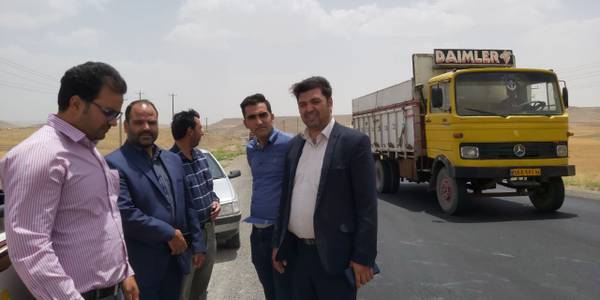 بازدید فراهانی سرپرست فرمانداری به اتفاق تاج‌آبادی رئیس دفتر نماینده مردم منطقه در شهرستان و رئیس اداره راهداری و حمل و نقل جاده ای شهرستان از‌ پروژه عملیات اجرای روکش آسفالت در محور آشتیان_فراهان