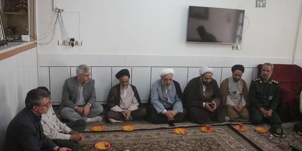 مشاور رئیس و مدیر حراست شورای سیاستگذاری ائمه جمعه کشور با خانواده شهید علی صالحی دیدار کرد