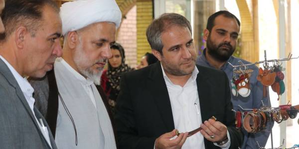بازدید مهدی الیاسی سرپرست فرمانداری ویژه شهرستان ساوه  از نمایشگاه صنایع دستی.