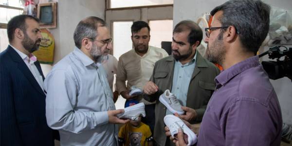 بازدید استاندار مرکزی از کارگاه‌های دوخت کفش روستای شیرین آباد