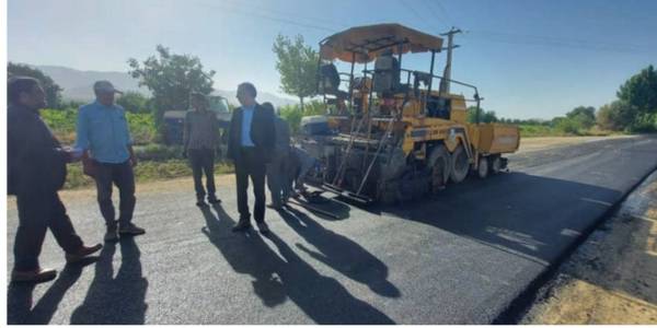 بازدید فرماندارخنداب از عملیات اجرای آسفالت راه ارتباطی روستای سیردر