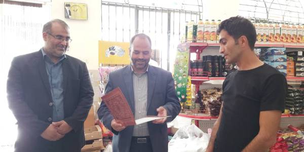 بازدید‌ فراهانی سرپرست فرمانداری به اتفاق ملکا شهردار از تعدادی از واحدهای صنفی سطح شهر و بررسی آخرین وضعیت تنظیم بازار و تامین و توزیع کالاهای اساسی در شهرستان