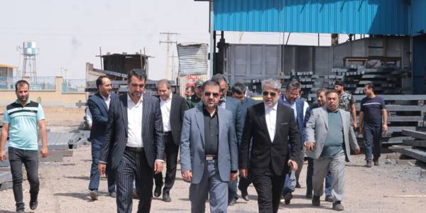 میرزاخانی معاون هماهنگی امور اقتصادی و توسعه منطقه ای استاندار ، فرماندار ویژه شهرستان ساوه ، سرپرست دفتر هماهنگی امور اقتصادی و مدیران مربوطه از دو واحد تولیدی شامل فولاد پارسه ، جهان گستر آلیاژ و یک سردخانه بازدید و از نزدیک در جریان نحوه فعالیت و مشکلات پیش رو قرار گرفت