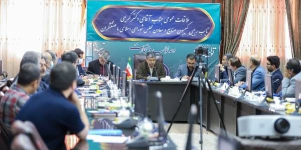 ملاقات. نائب رئیس کمیسیون صنایع و معادن مجلس شورای اسلامی با صنعتگران با حضور میرزاخانی معاون هماهنگی امور اقتصادی و توسعه منطقه ای استاندار و سرپرست دفتر هماهنگی امور اقتصادی برگزار شد