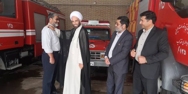 اهداء درجه آتش نشانان شهرداری خنداب با حضور امام جمعه ، فرماندار  و شهردار