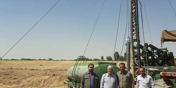 بازدید  آقازیارتی فرماندار شهرستان فراهان از عملیات حفاری چاه روستای کودزر