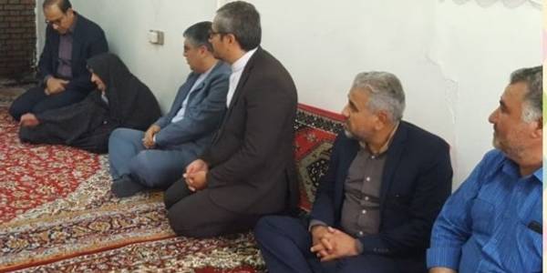 دیدار دکتر علی اکبر کریمی نماینده مردم شریف شهرستان های اراک، کمیجان و خنداب در مجلس شورای اسلامی شهرستان با مادر شهید محمد تجلی و تقدیر از صبر و استقامت ایشان