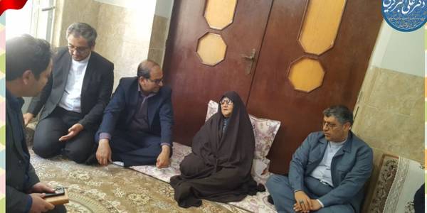 دیدار دکتر علی اکبر کریمی نماینده مردم شریف شهرستان های اراک، کمیجان و خنداب در مجلس شورای اسلامی به همراه مدیرکل بنیاد شهید و امور ایثارگران استان مرکزی، فرماندار شهرستان کمیجان، معاون فرماندار و جمعی از مدیران شهرستان با مادر شهید علی کمیجانی و تقدیر از صبر و استقامت ایشان