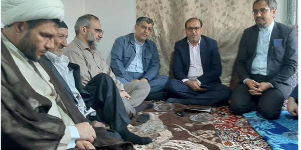 دیدار استاندار مرکزی با پدر شهید والامقام حسینعلی یوسفی در روستای چهرقان