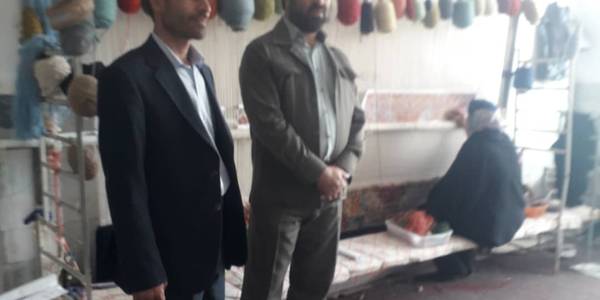 حضور آقازیارتی فرماندار شهرستان در روستای غیاث آباد و بازدید از مدارس غیر قابل استفاده و کارگاه قالیبافی این روستا