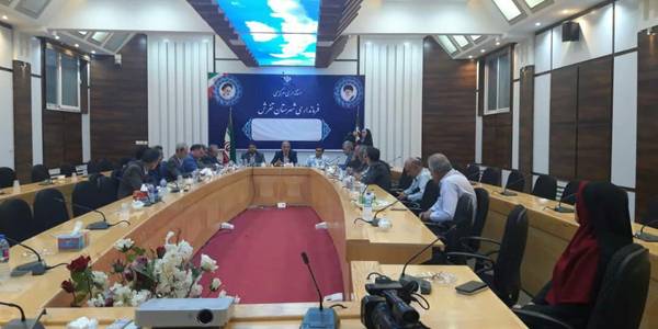 طی جلسه ای به ریاست محمدرضا رضایی سرپرست فرمانداری شهرستان تفرش و با حضور عباسی معاون خاک و آب وزیر جهاد کشاورزی، ولی اله بیاتی نماینده مردم شریف تفرش، آشتیان و فراهان در مجلس، فرمانداران شهرستان های آشتیان و فراهان و تعدادی از مسئولان در محل فرمانداری تفرش برگزار و تصمیمات لازم اتخاذ گردید.
در سفر عباسی معاون خاک و آب وزیر  کشاورزی به شهرستان تفرش گفت: اعتبارات آب و خاک در راستای محرومیت زدایی است.
در سطح استان ۴۰۰۰قنات وجود دارد که وضعیت اکثرشان خوب نیست. امسال ۴۴۰ میلیارد تومان برای احیای قنوات در نظر گرفته شده است.
فرماندار فراهان گفت: ۴۳ قنات در فراهان داریم
فراهان رتبه اول را در گندم دیم و سیب زمینی را در استان دارد.
رضایی فرماندار تفرش: ۳۰ قنات در الویت قرار دارند.
و معاون وزیر کشاورزی افزود: باید از  سهم اعتبارات ملی و استانی  و از طریق بنیاد برکت به احیای قنوات بپردازیم.
۳۲ میلیارد تومان همین الان اعتبار برای احیای قنوات نیاز  داریم.