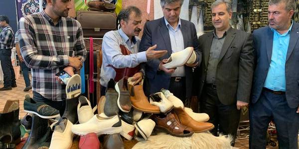 بازدید دکتر زندیه وکیلی از غرفه استان مرکزی در نمایشگاه نمانام های روستایی