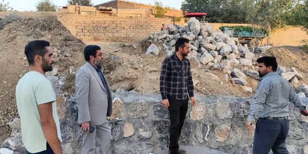 "بازدید فرماندار خنداب از عملیات اجرای دیوار ساحلی"