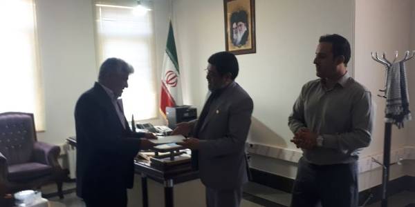 تبادل تفاهم نامه اجرای پروژه های آب رسانی به روستاهای فاقد دهیاری در محل فرمانداری خنداب