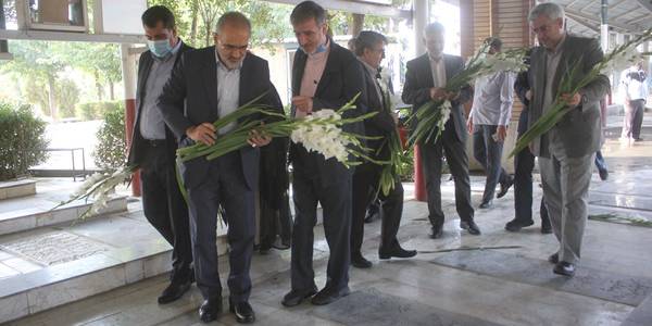 با حضور معاون پارلمانی رئیس جمهور قبور مطهر شهدای شهرستان خمین گلباران شد