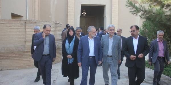 معاون پارلمانی رئیس جمهور از تعدادی از اماکن تاریخی و گردشگری خمین بازدید کرد