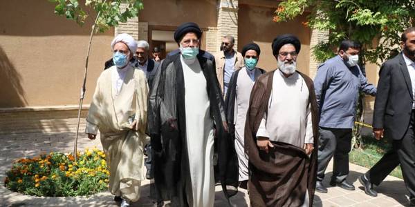 رییس جمهور از بیت تاریخی امام راحل در خمین بازدید کرد