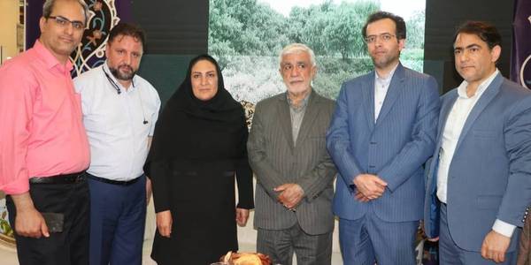 بازدید بشارتی عضو شورای عالی جهاد سازندگی و ابوالفتحی مدیر کل حوزه ی معاون توسعه روستایی و مناطق محروم ریاست جمهوری از غرفه استان مرکزی در نمایشگاه