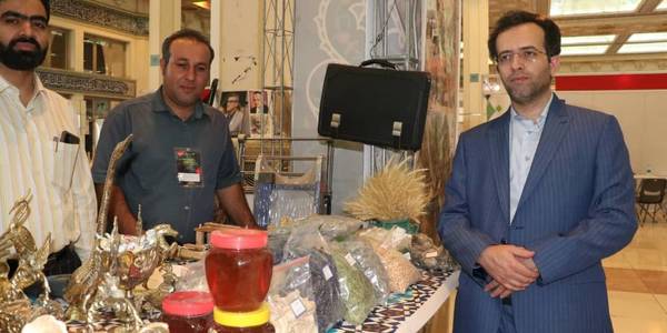 ارزیابی مدیر کل دفتر امور روستایی و شوراها از غرفه های استان مرکزی در نمایشگاه نمانام های روستایی