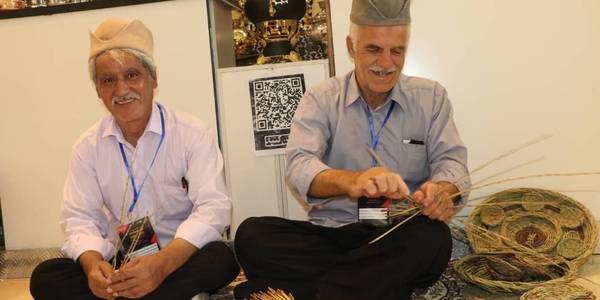 حضور فعالانه هنرمندان صنایع دستی روستاهای استان مرکزی در نمایشگاه و ارائه آثار هنری آن ها