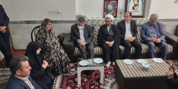 دیدار و گفتگو دکتر ساداتی نژآد وزیر جهاد کشاورزی و نمانیده ویژه جمهور در شهرستان دلیجان با خانواده شهید 8 سال دفاع مقدس ابوالفضل بیگی مورخ 1401-04-31