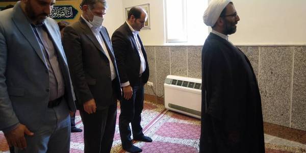 شرکت در نماز جماعت به امامت حجت اسلام والمسلمین حاج اقا سلیمی در نماز خانه فرمانداری دلیجان مورخ 1401-04-31