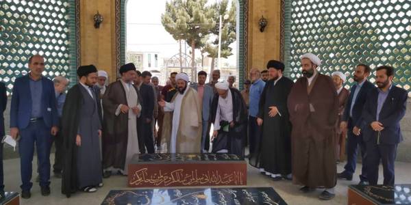 فراهانی سرپرست فرمانداری،حجت الاسلام و المسلمین طاووسی امام جمعه،حجت الاسلام و المسلمین میرزایی رئیس شورای سیاستگذاری ائمه جمعه استان، فرماندهان نظامی و انتظامی و  سایر اعضای شورای اداری پیش از اقامه نماز جمعه با حضور در گلزار مطهر شهدای گمنام ضمن غبارروبی مزار مطهر شهدا، به یادمان آیت الله دانش آشتیانی "  اولین امام جمعه فقید شهرستان آشتیان " ادای احترام کردند.