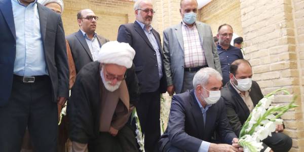 دکتر یوسف نوری وزیر آموزش و پرورش و نماینده تام الاختیار رئیس جمهور ، فراهانی سرپرست فرمانداری شهرستان آشتیان، دکتر بیاتی نماینده مردم منطقه، نوازنی مدیرکل آموزش و پرورش استان،اعضای شورای تامین و شورای اداری و سایر مسئولین شهرستان با حضور در گلزار مطهر شهدای شهرستان به مقام شامخ شهیدان ادای احترام کردند.