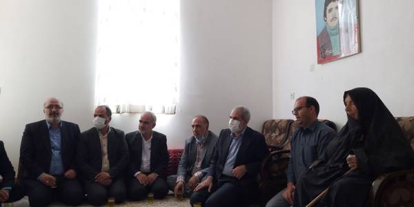 دیدار دکتر یوسف نوری وزیر آموزش و پرورش و نماینده تام الاختیار رئیس جمهور ، فراهانی سرپرست فرمانداری شهرستان آشتیان،بیاتی نماینده مردم منطقه، نوازنی مدیرکل آموزش و پرورش استان، فرمانده ناحیه مقاومت بسیج ،اعضای شورای اسلامی شهر و سایر مسئولین استانی و شهرستانی با خانواده معظم شهید معلم محمدرضا عربی