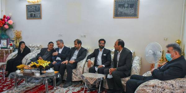 دیدار سرپرست وزارت کار تعاون و رفاه اجتماعی با خانواده معظم شهید محمد حسن نیکچه فراهانی