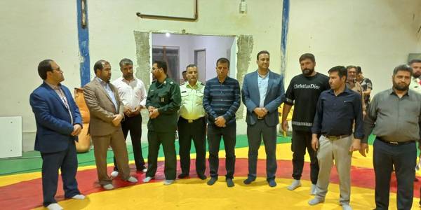 فرماندار شهرستان فراهان به همراه جمعی از مسئولان به صورت سرزده از باشگاه بدنسازی و پرورش اندام شهرخنجین بازدید و در جریان مشکلات این مجموعه قرار گرفت.